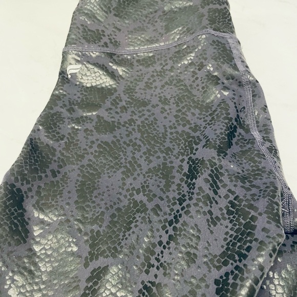 FABILETICS Power Hold Snake Skin Cropped / Capri Legging - Picture 4 of 13
